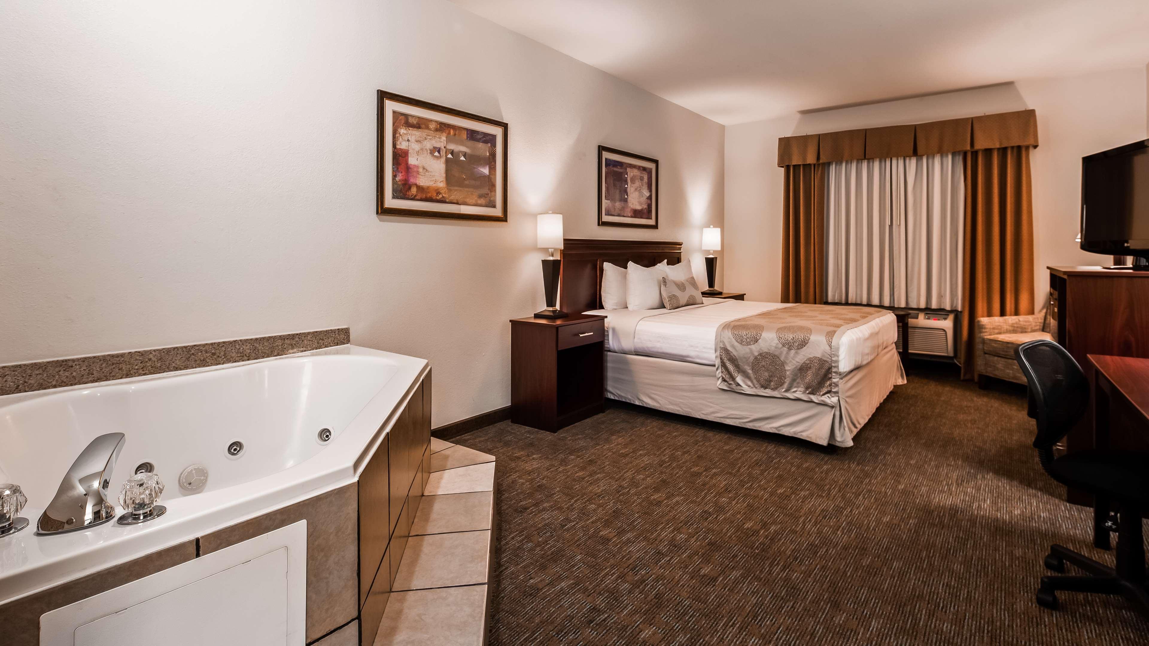 Room, King Bed, Accessible, Best Western Executive Inn Jacksonville TX 2/2