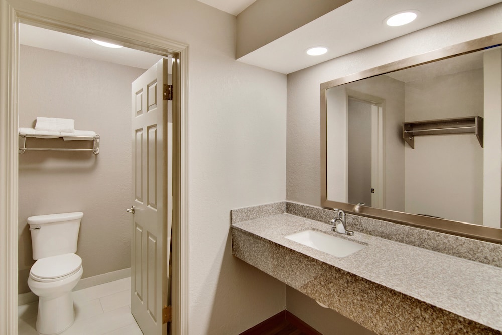 Red Roof Inn And Suites Pensacola Nas Corry 20/44