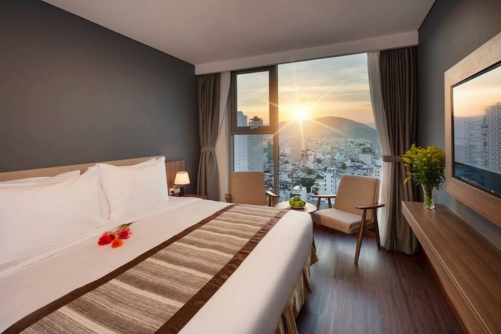 DELUXE, DOUBLE OR TWIN BED, CITY VIEW