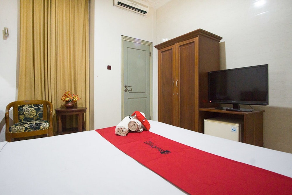 RedDoorz near Pantai Falajawa Ternate 15/29
