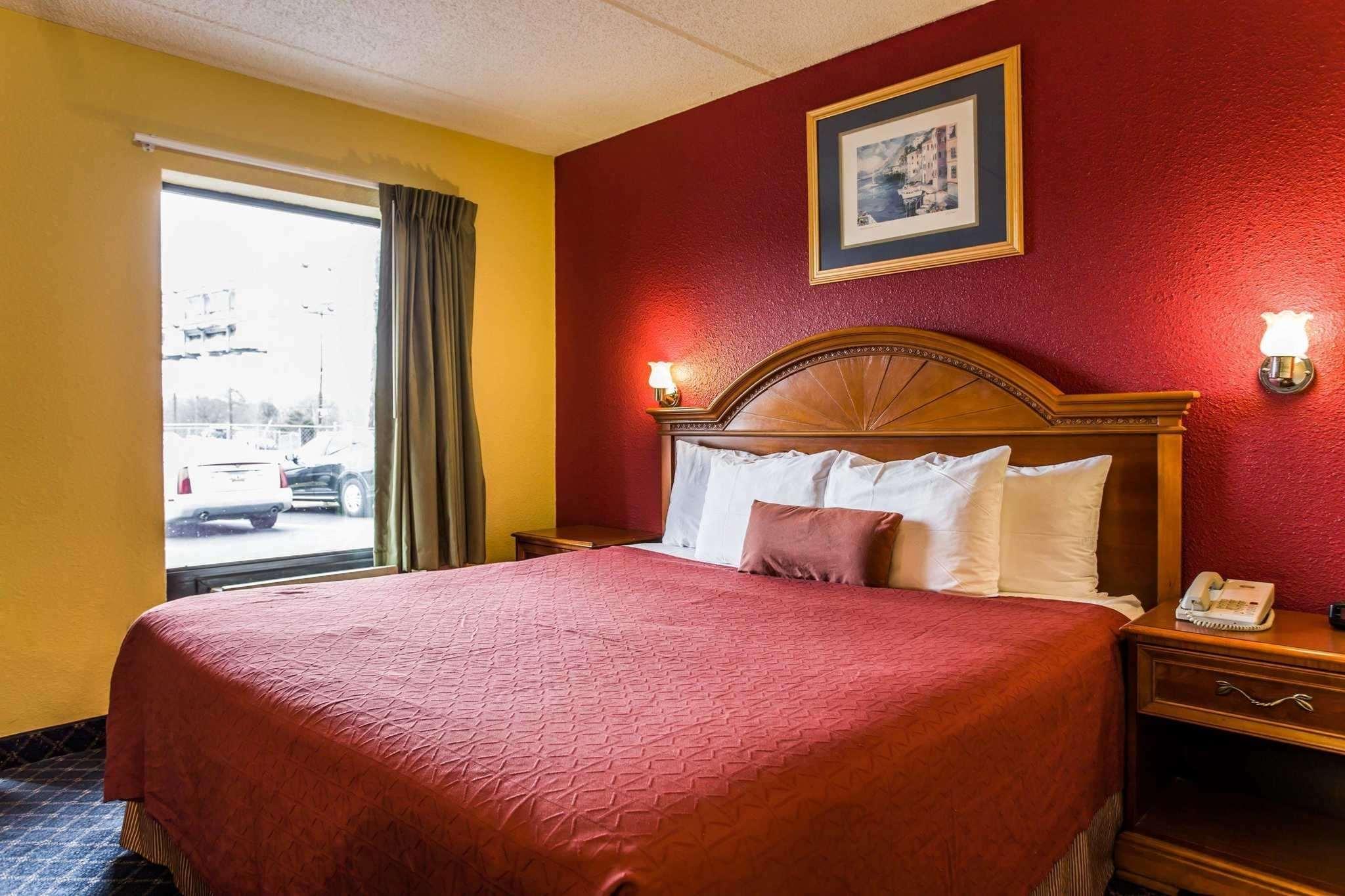 ROOM, KING BED, SMOKING, ACCESSIBLE