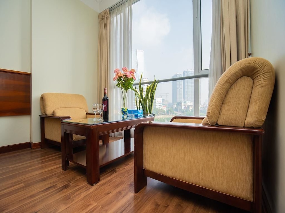 Regal Hotel 27/34