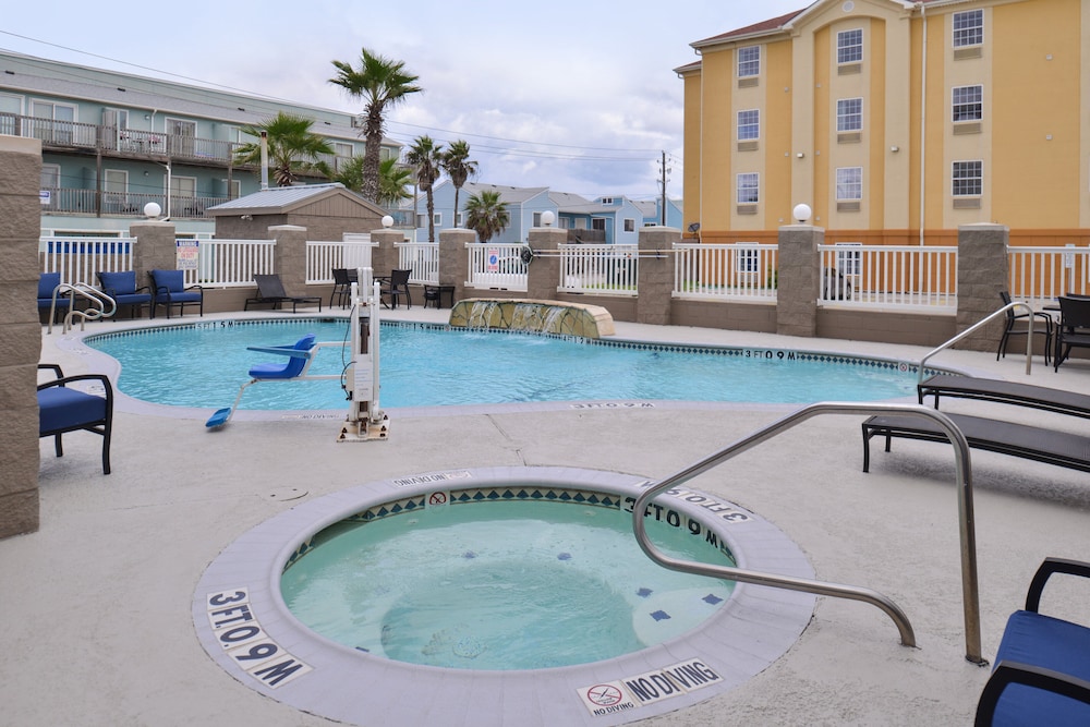 Holiday Inn Express & Suites Corpus Christi-N Padre Island 2/48