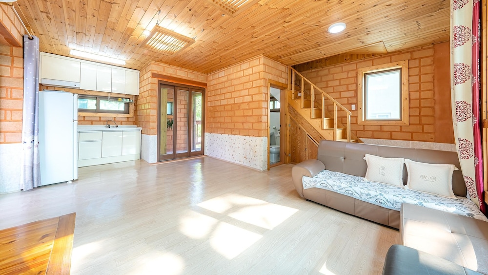 Tongyeong Blue House Pension 25/48