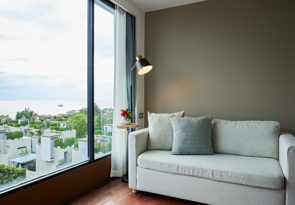 Loligo Resort Hua Hin + A Fresh Twist By Let's Sea 60/81