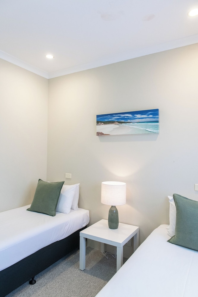 2 Bedrooms, Villa, King and Twin Beds, Beach Front، Broadwater Beach Resort Busselton 4/10