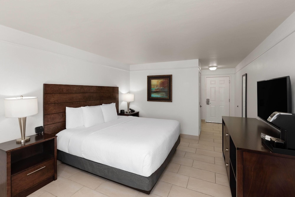 ROOM, KING BED