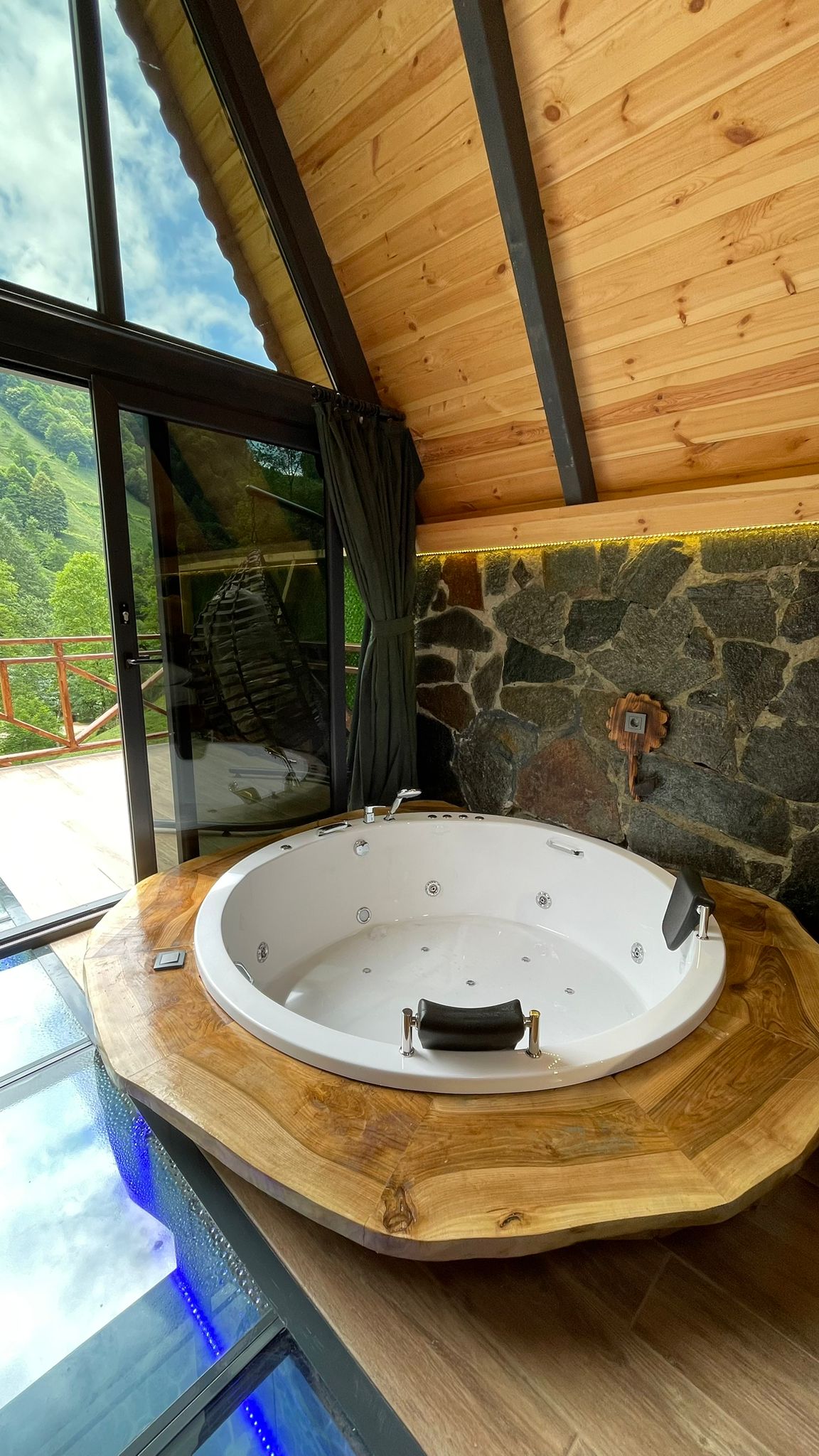 Waterfall Bungalow 20/20