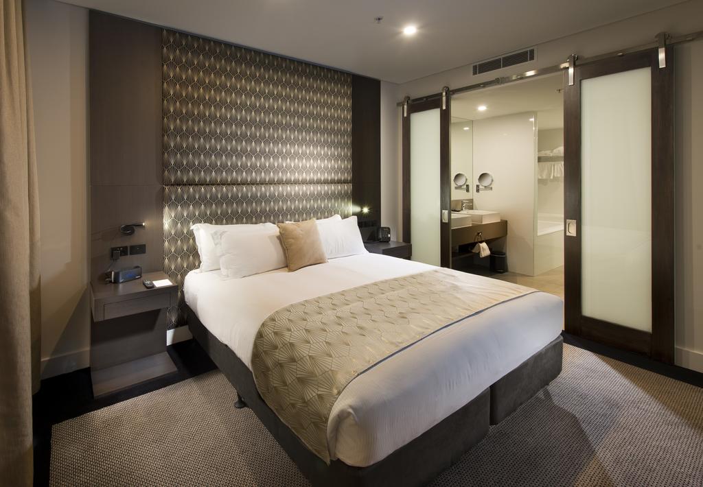 JUNIOR SUITE, KING BED, LOUNGE ACCESS