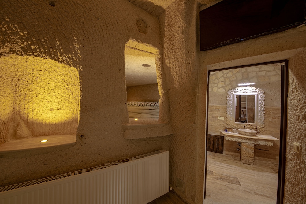 Farmer Cave House 18/50