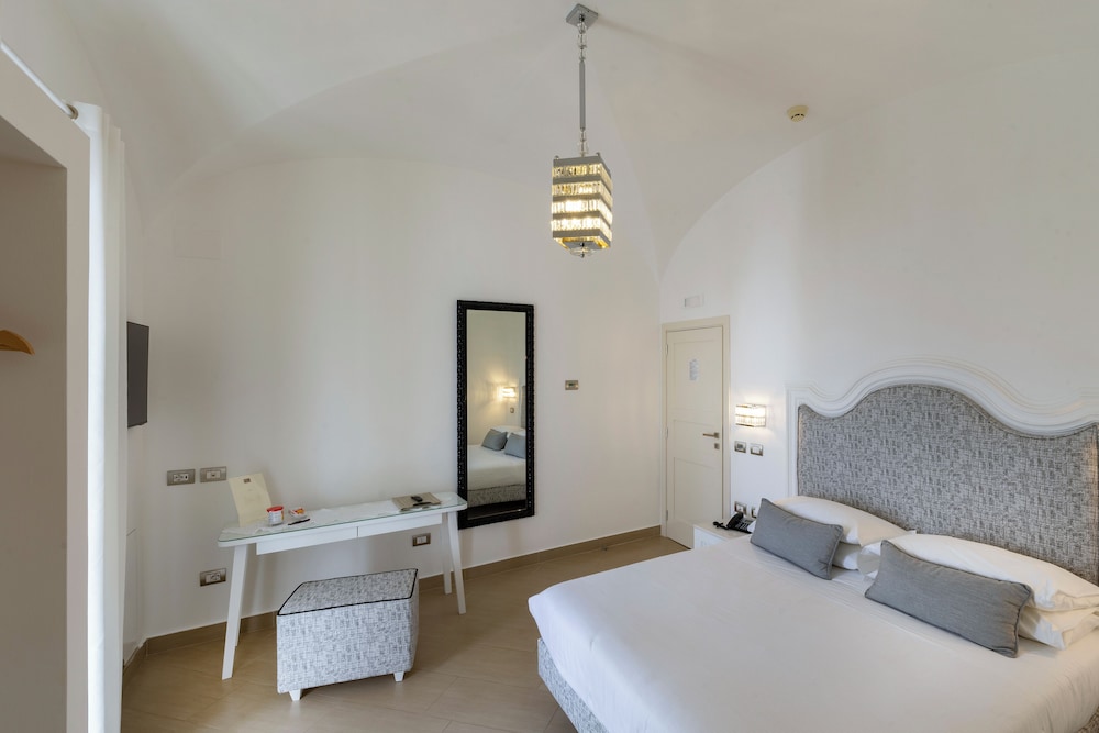 غرفة سوبيريور بسرير مزدوج بإطلالة على البحر بشرفة، Boutique Hotel Villa Gianlica 3/5