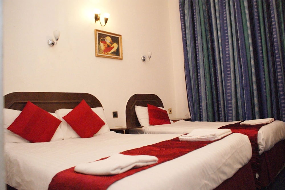 WHITELEAF HOTEL 3/50
