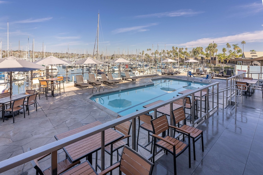 Bay Club Hotel & Marina 37/65