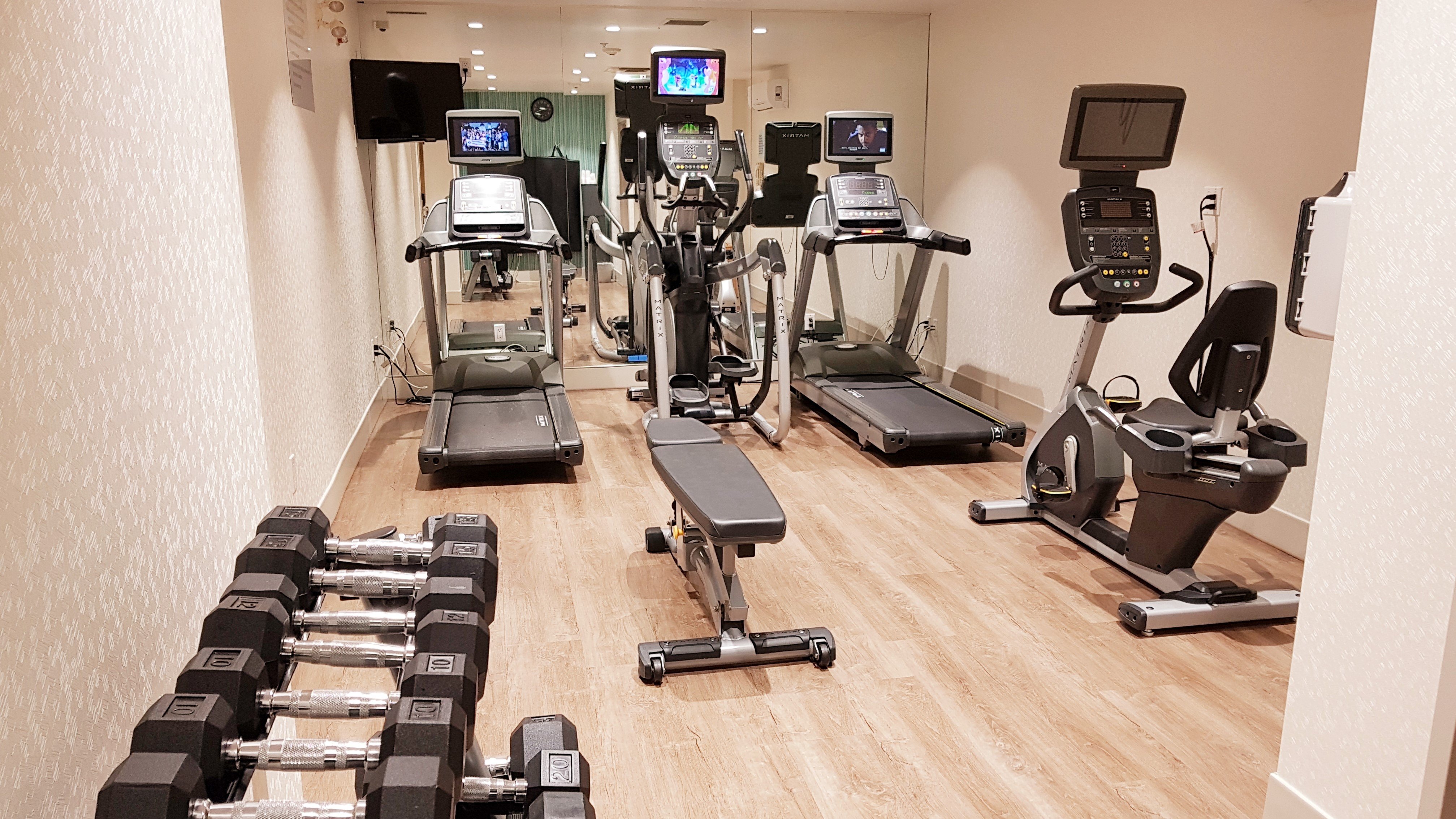 Holiday Inn Express Suites Surrey 25/50