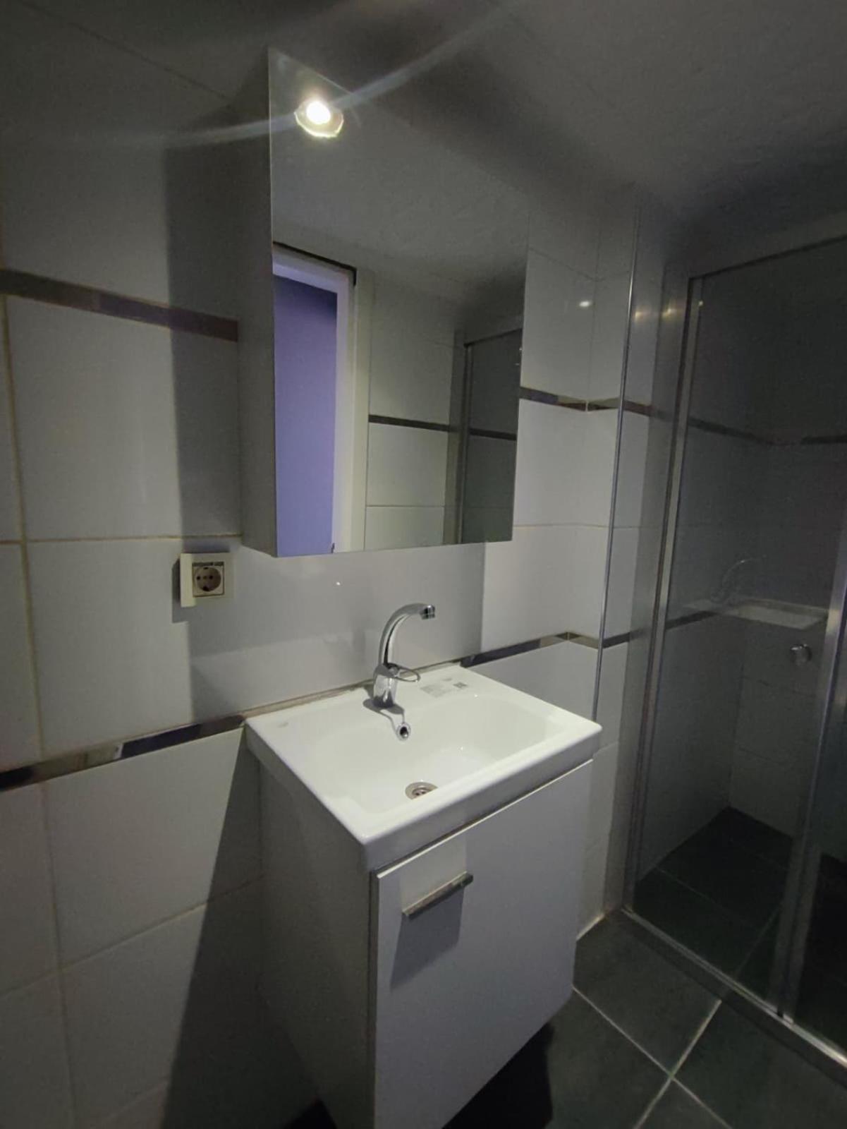 Smyrna Homes & Suits 30/33