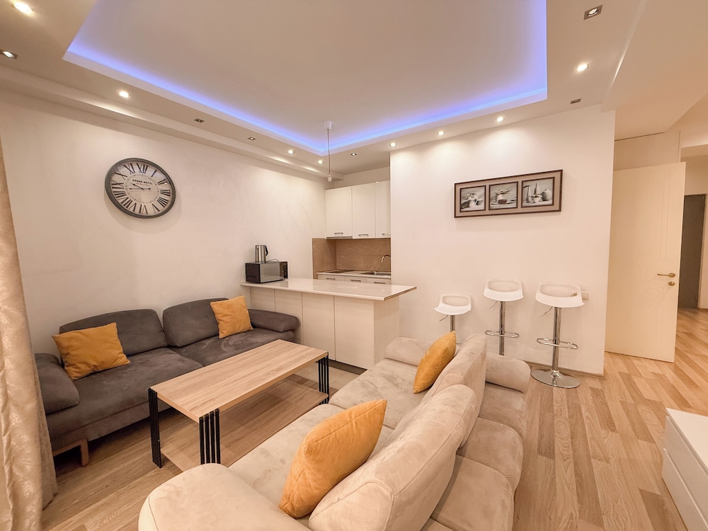 Maxela Apartments 37/50