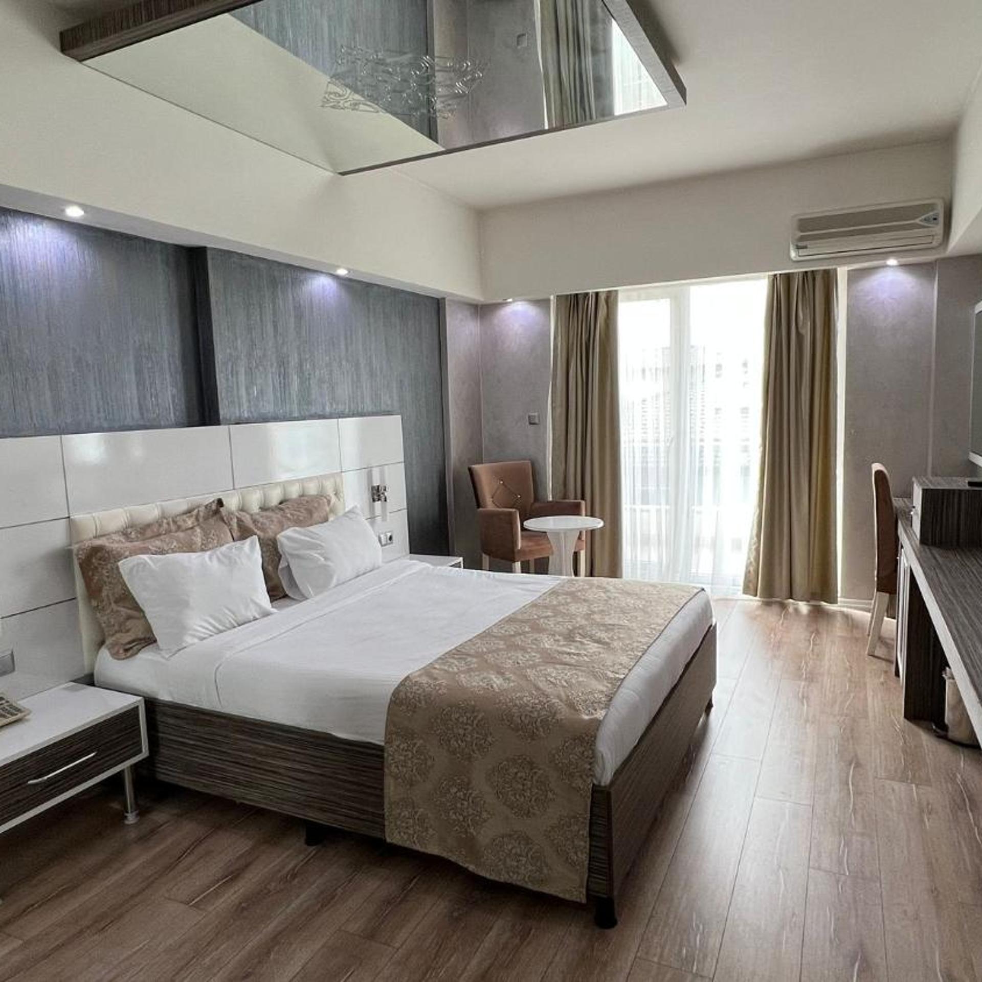 جناح سوبيريور، MOX Hotel 2/10