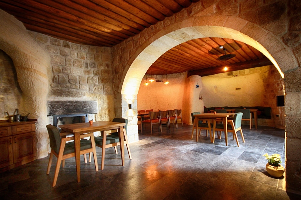 1811 Cave Hotel 36/50