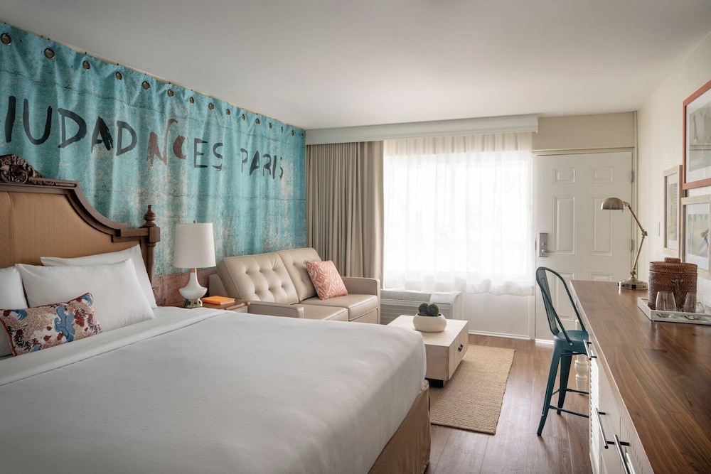 Lola, Premium, King Bed, Accessible