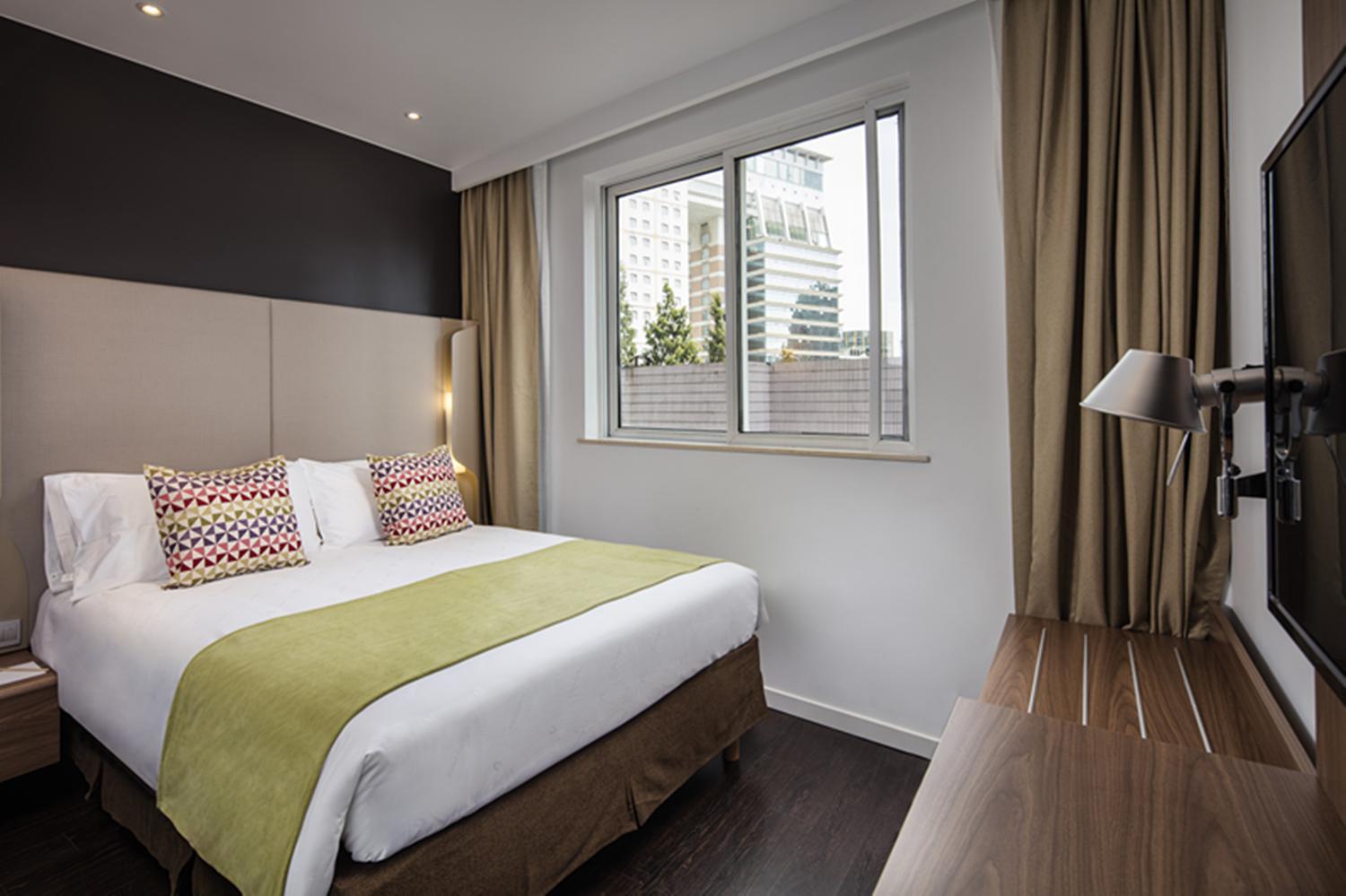 Cozy, Queen Bed