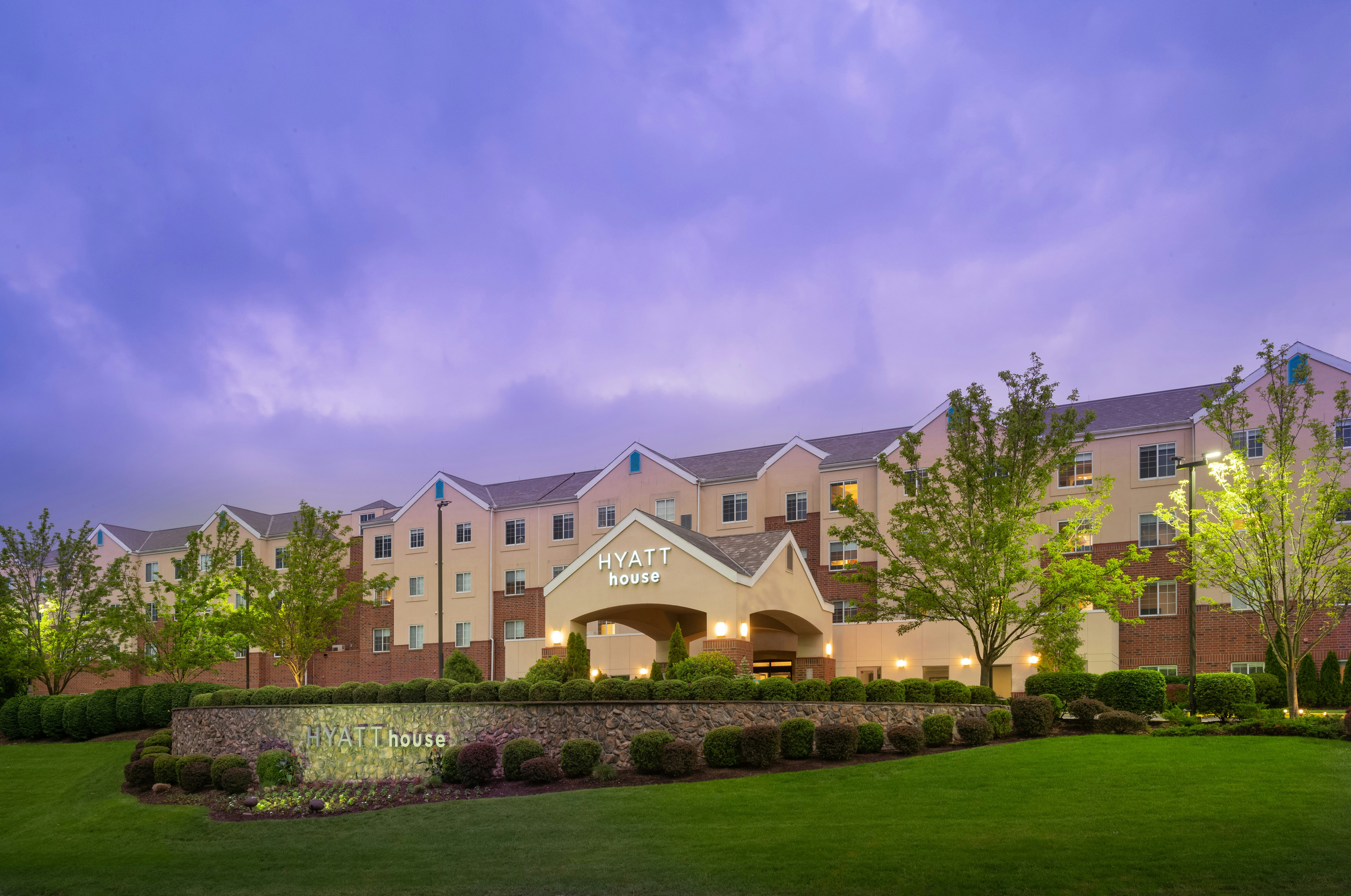 HYATT house White Plains 66/74
