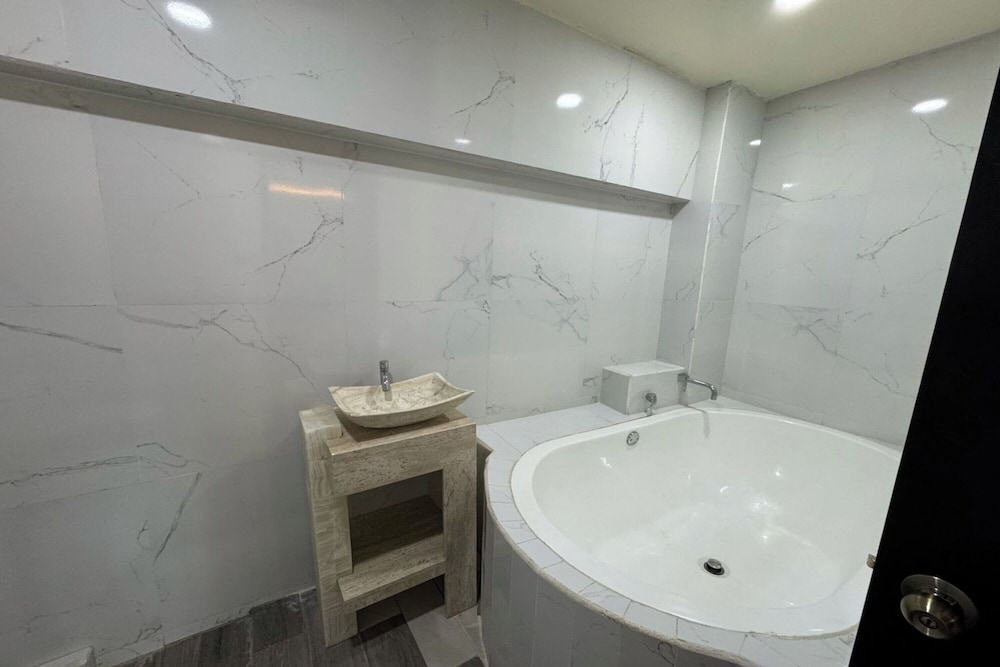 OYO Hotel Familiar Tollan 37/38