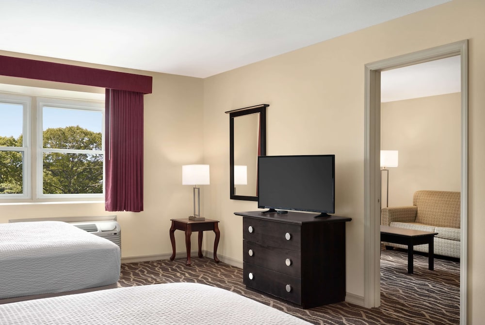 Days Inn & Suites by Wyndham Sikeston 42/51