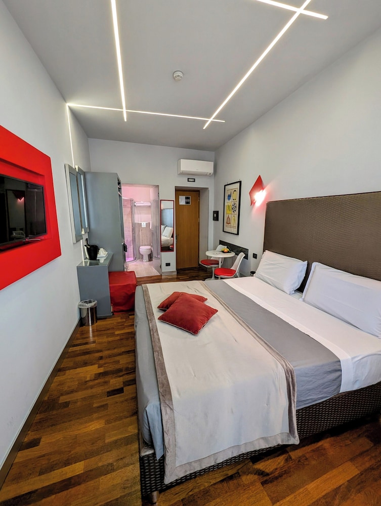 ROOM, DOUBLE BED