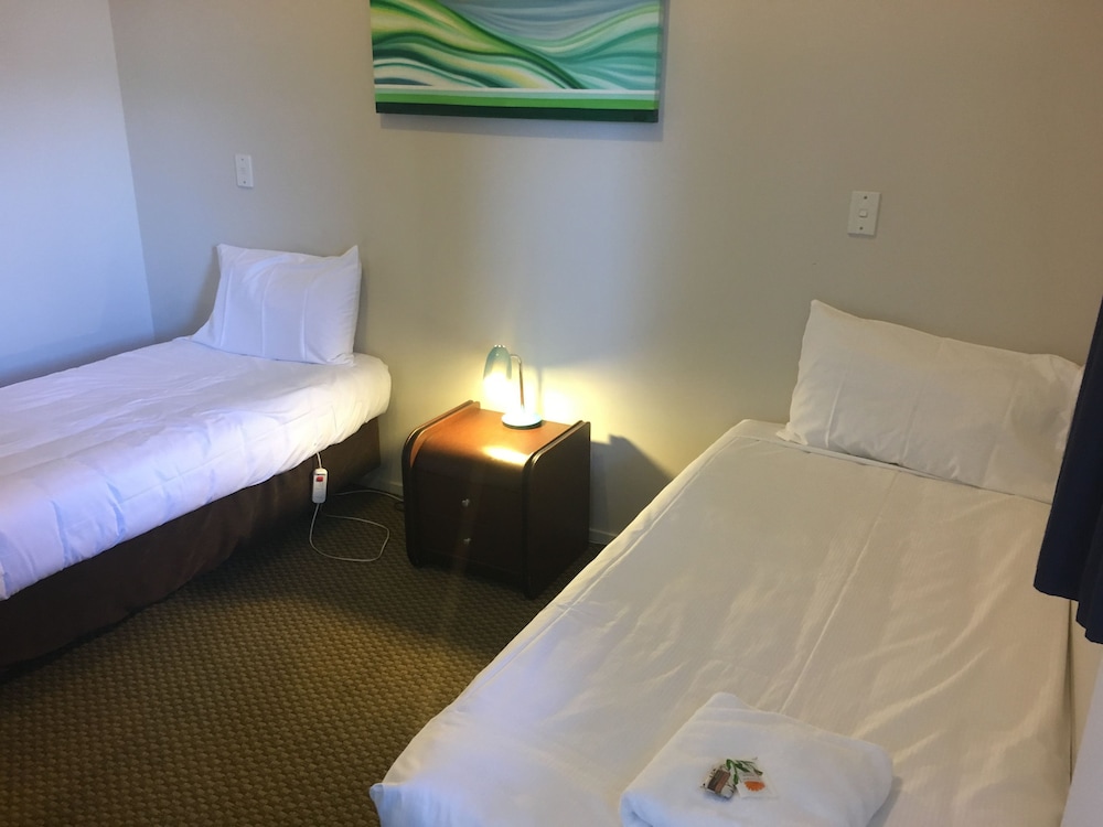 1 BEDROOM, SUITE, KITCHEN