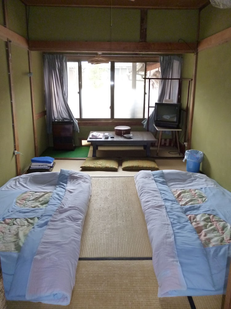 ROOM, TWIN BEDS, 3 FUTON BEDS