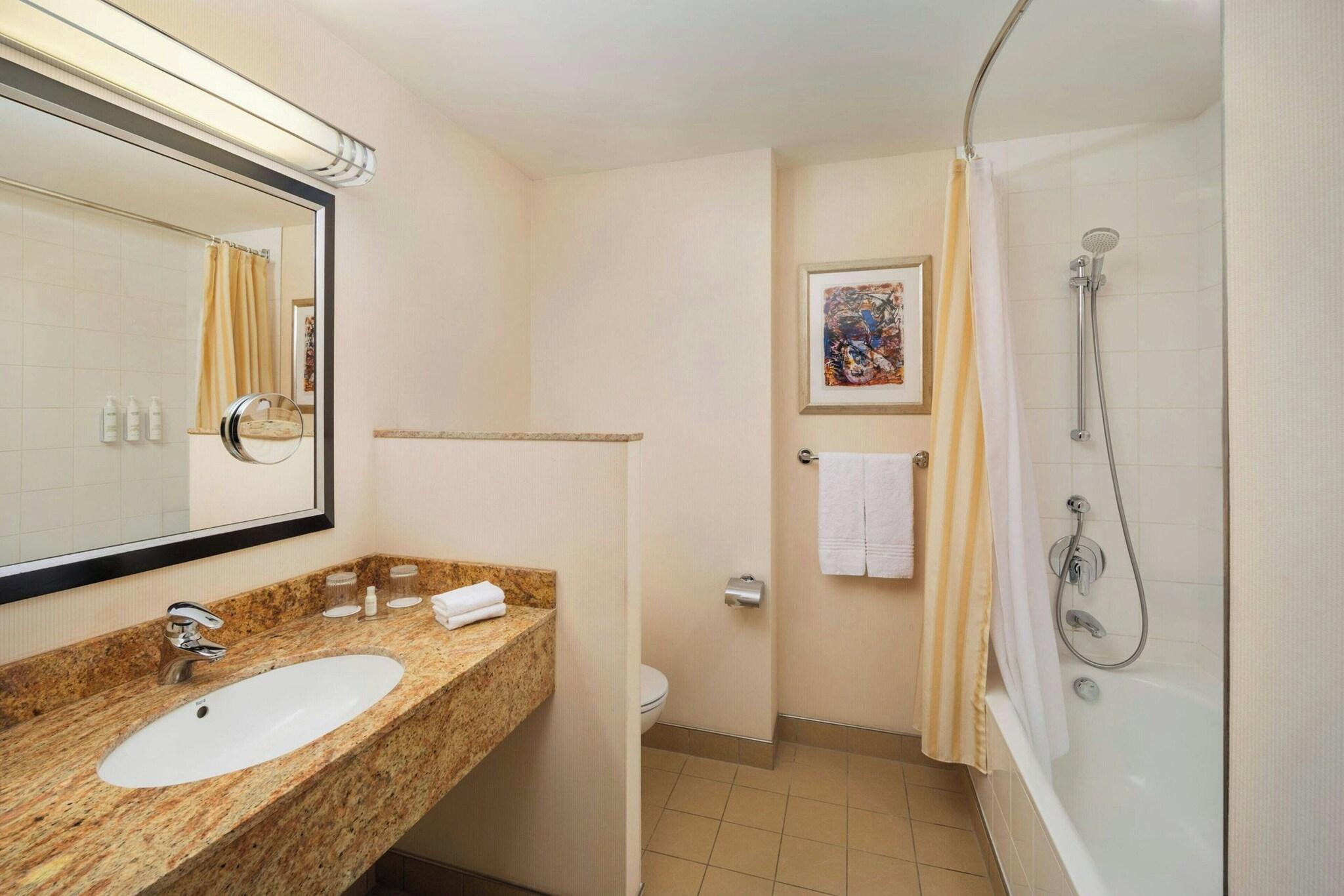 غرفة ديلوكس بسرير كينج، Courtyard By Marriott Prague City 3/4