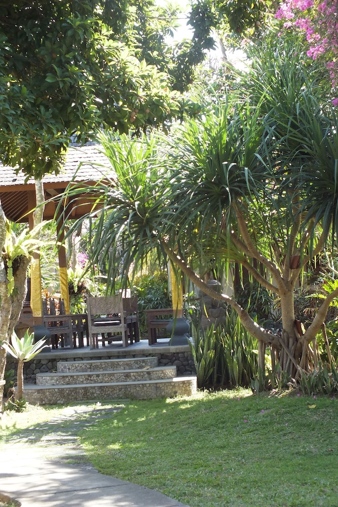 BESAKIH BEACH HOTEL 51/67