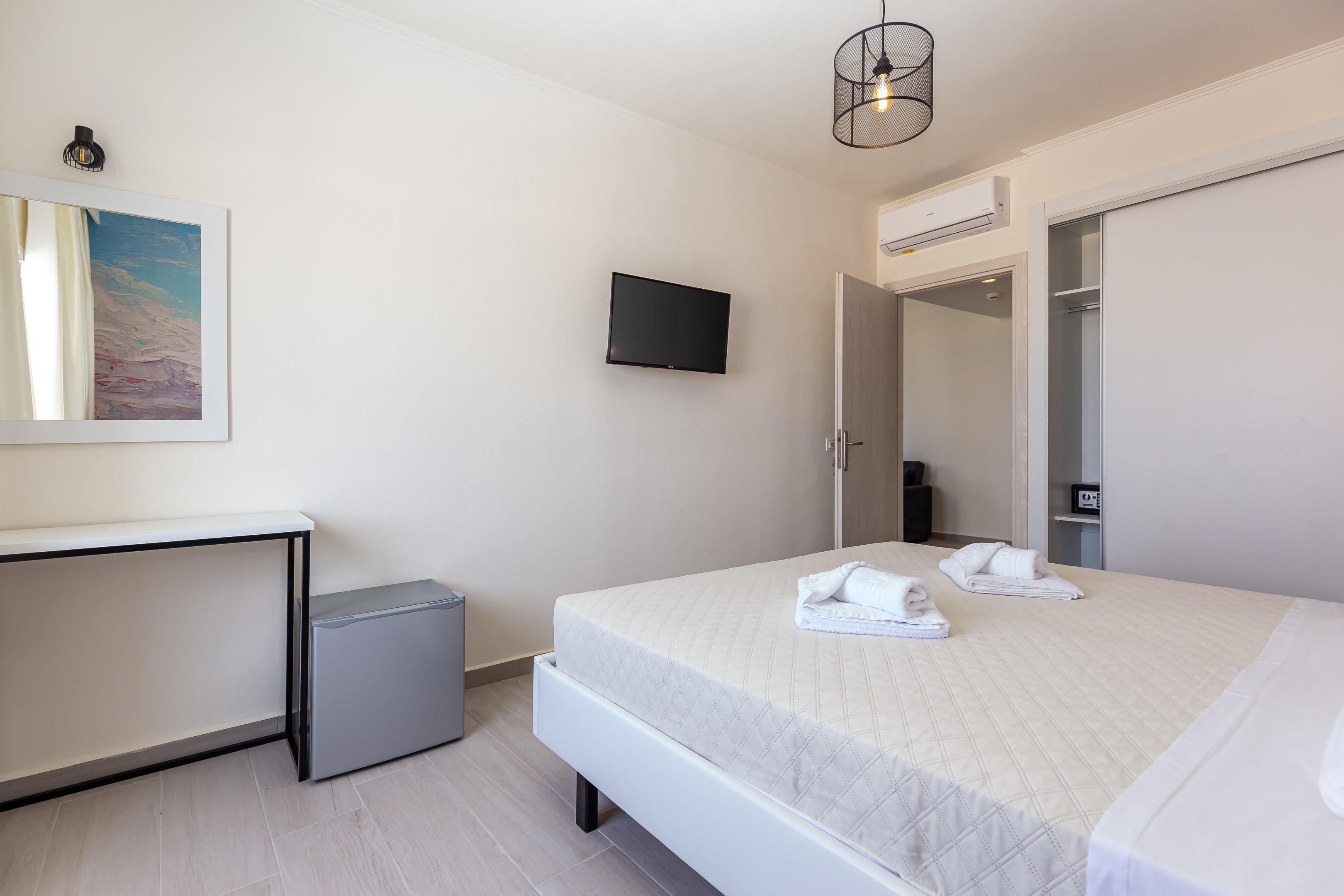 DOUBLE ROOM SEA VIEW NO BALCONY