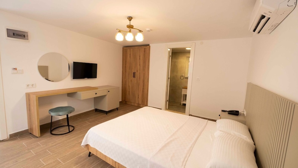 Icarus Hotel 9/46