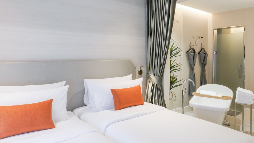 Urban, Twin Beds, Bathtub