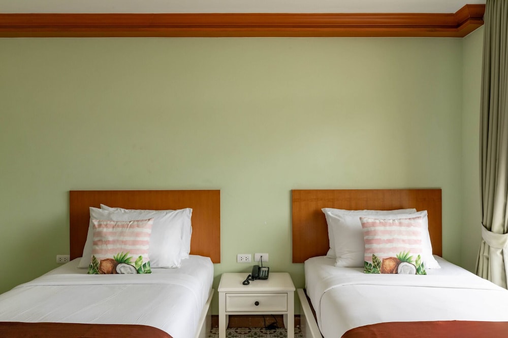 Space, Deluxe, Twin Beds, ROYAL PINEAPPLE HOTEL a welcome to wealth and good fortune 5/9