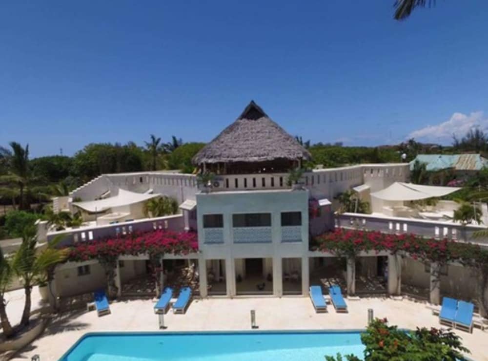 The Villa Luxury Suites Hotel 4/43