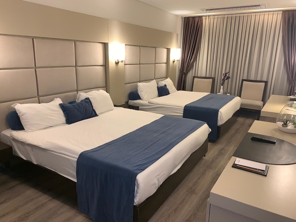 ROOM, QUADRUPLE, MULTIPLE BEDS