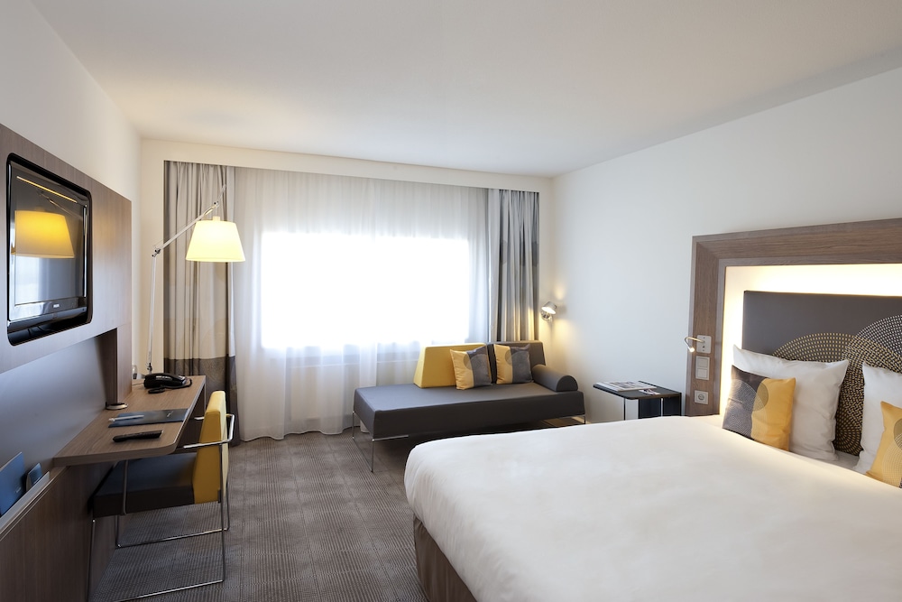 SUPERIOR, QUEEN BED, SOFA