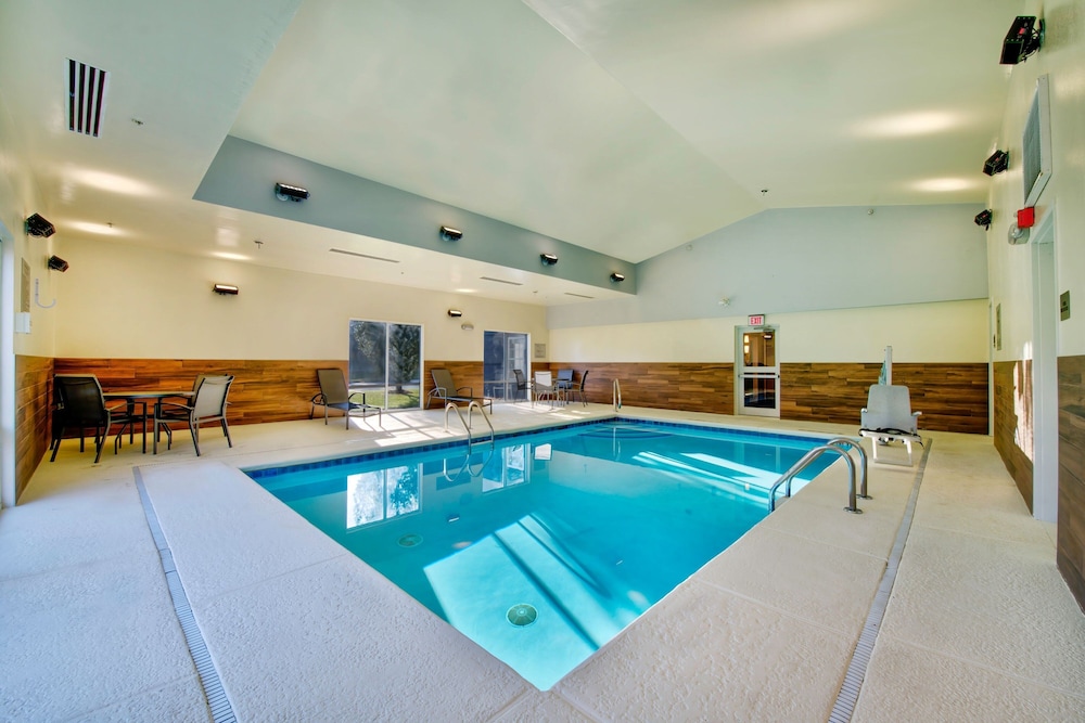 Country Inn and Suites By Carlson, Cortland, NY 20/48
