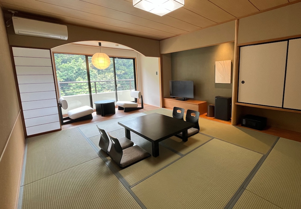 Japanese, Moderate, 5 Futon Beds