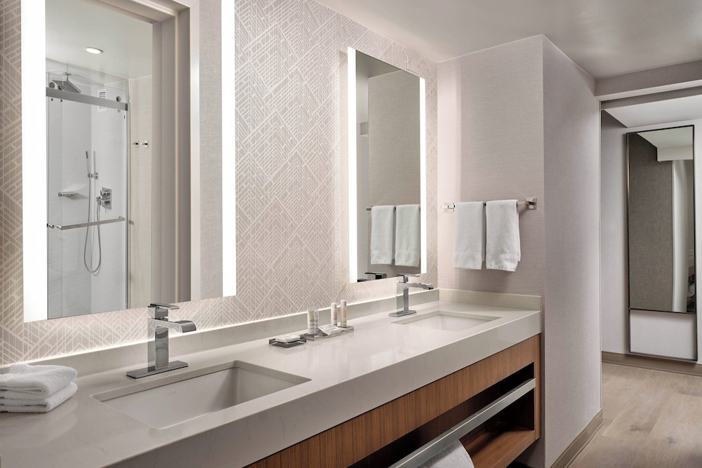 غرفة بسرير كينج مع أريكة، Fort Collins Marriott 7/10