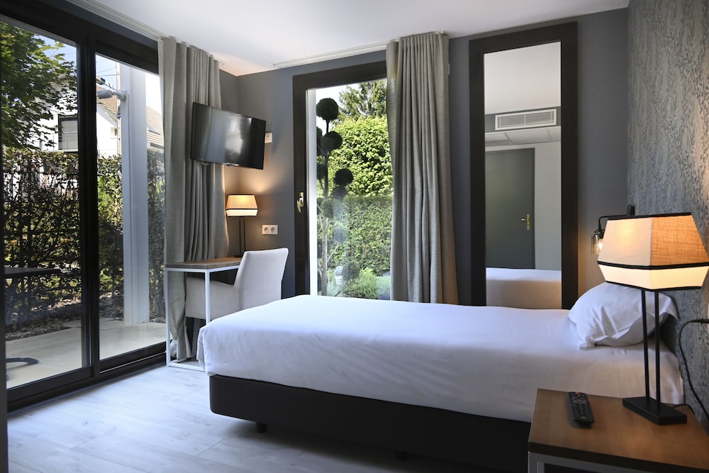 Ancor Hotel 12/50
