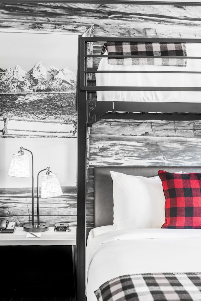 Mountain Modern Motel 27/72