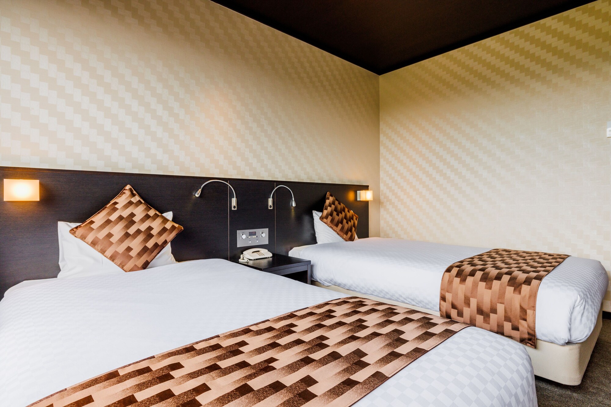 STANDARD, TWIN BEDS, BATHTUB