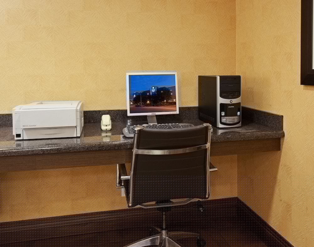 Holiday Inn Express Hotel And Suites Belmont 41/43