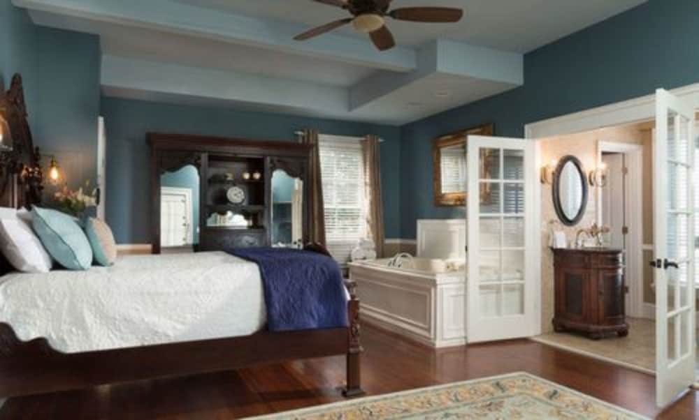 King George, Queen Bed