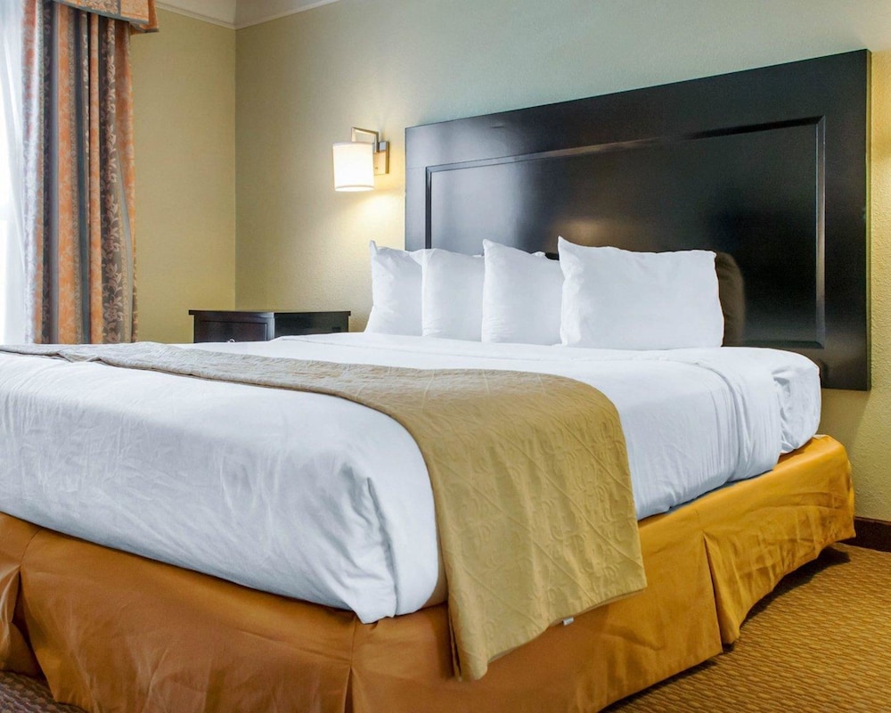 Quality Inn and Suites Gallup I-40 Exit 20 12/32