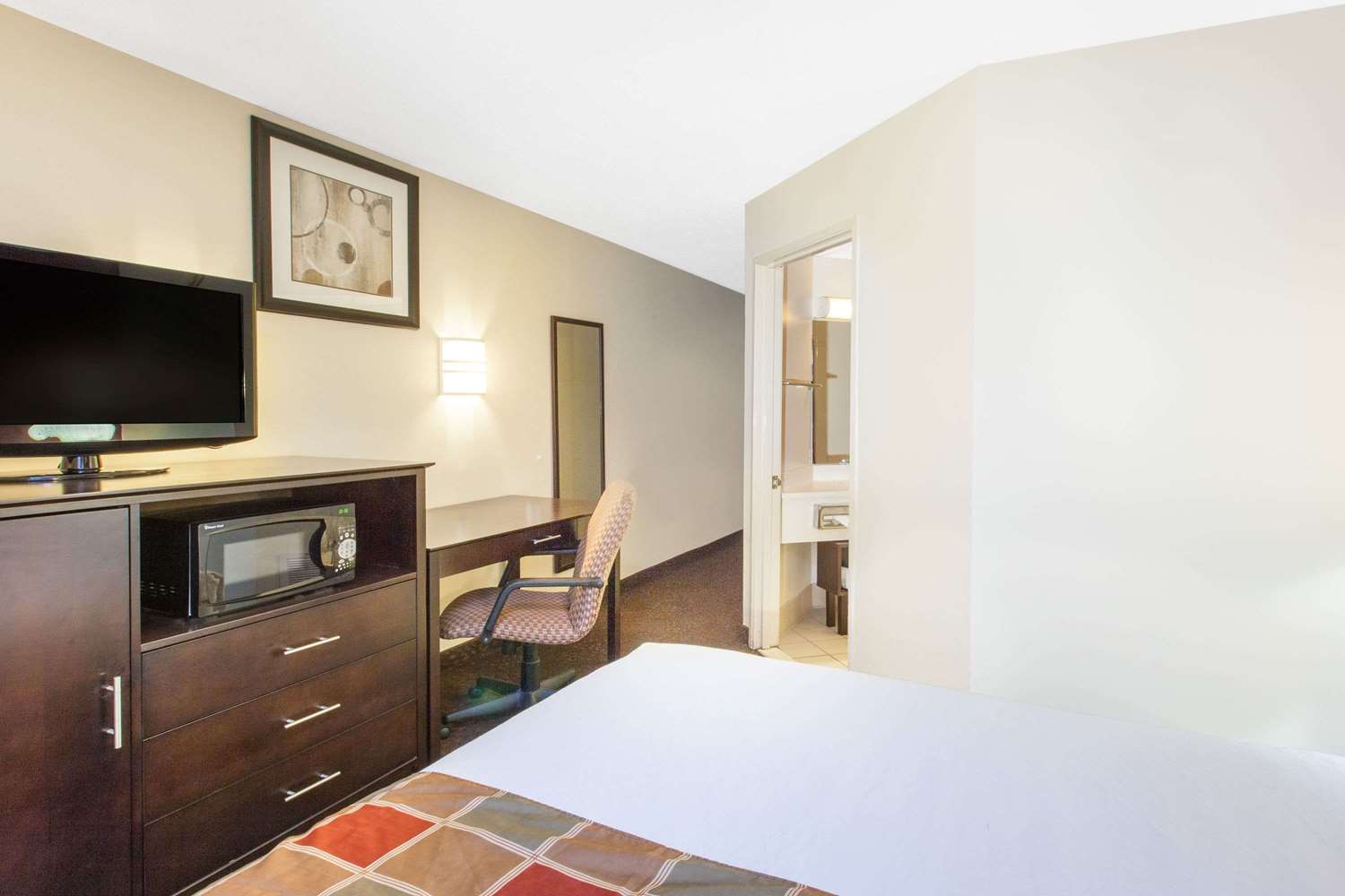 Travelodge by Wyndham Romulus Detroit Airport 14/23