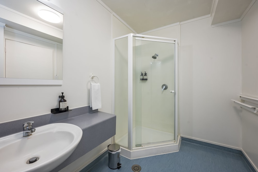 2 Bedrooms, Downstairs, Double and Twin Beds، Fenton Court Motel 5/6